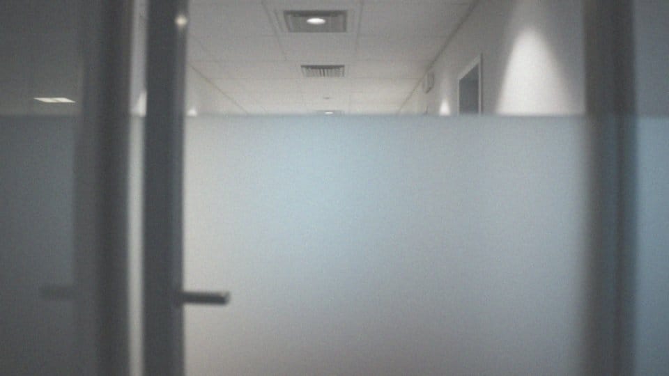 Czy pracownik na zwolnieniu lekarskim może przebywać na terenie zakładu pracy?