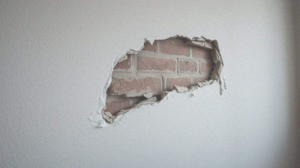 Jak naprawić odpadający tynk wewnętrzny? Praktyczny przewodnik